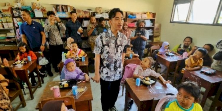 Wakil Presiden Terpilih 2024-2029, Gibran Rakabuming Raka saat memantau uji coba program makan bergizi gratis di salah satu sekolah dasar di Solo, Jawa Tengah/RMOLJateng