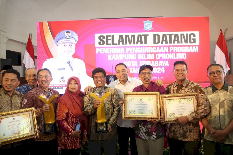 Teks foto: Wali Kota Eri bersama penerima penghargaan ProKlim Tahun 2024 dari Kementerian LHK RI/RMOLJatim