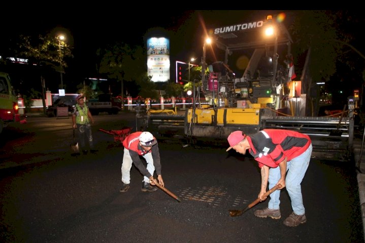 Pengaspalan di Jalan A Yani Surabaya/Ist