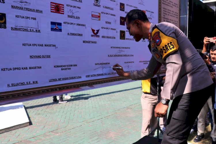 Kapolres Magetan AKBP Satria Permana tandatangan sebagai saksi deklarasi 