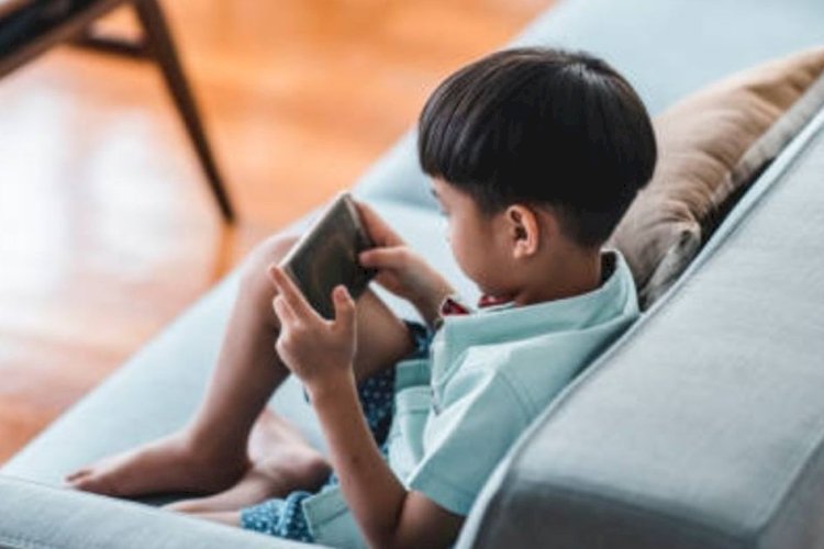 ilustrasi anak gunakan gadget/grid