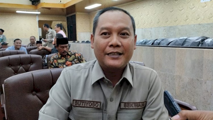  Sutiyoso, Skretaris DPRD Jember di sela-sela Gladi bersih Pelantikan Calon Anggota DPRD Kabupaten Jember terpilih di ruang paripurna.