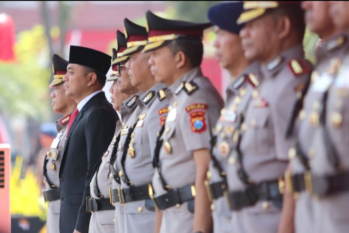 Wali Kota Eri Cahyadi saat mengikuti upacara Hari Juang Polri/RMOLJatim