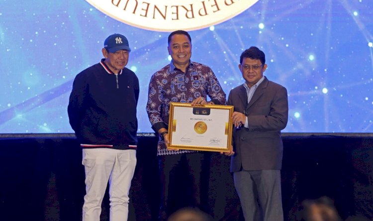 Wali Kota Eri Cahyadi menerima CI-EL Medal of Distinction 2024/ist
