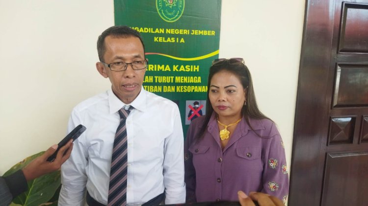 Moh. Husni Thamrin saat mendampingi kliennya, Bu Satria di Pengadilan Negeri Jember/Ist