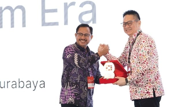 Kiri ke kanan: Dr. Ikhsan, S.Psi., MM., Sekretaris Daerah Kota Surabaya dan Edwin Lim, Country Director, Fortinet Indonesia