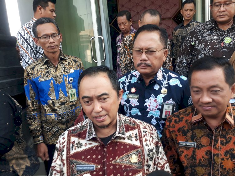 Poto - Pj Bupati Jombang Teguh Narutomo usai memberikan SK Plh di kantor Disdikbud/ RMOLJatim