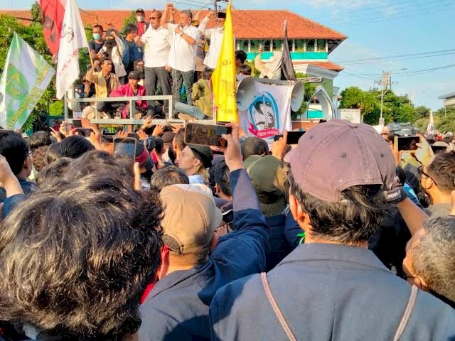 Aksi mahasiswa di depan gedung DPRD Jatim 