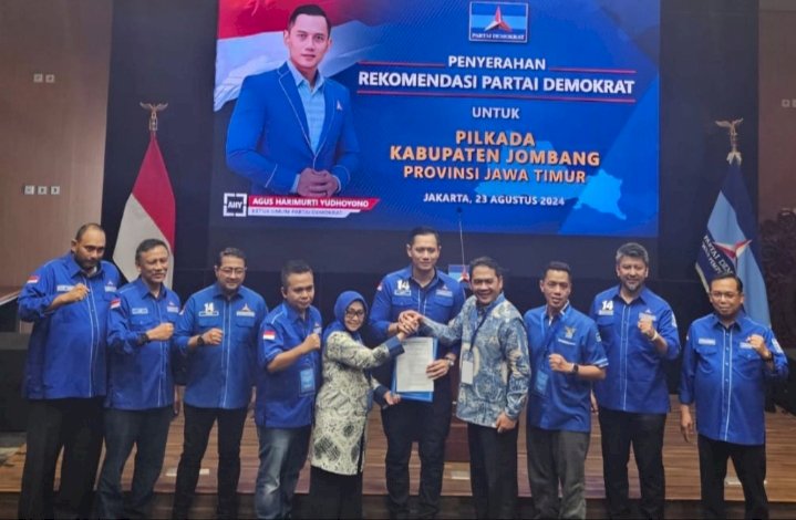Nyai Mundjidah Wahab dan Sumrambah saat menerima surat rekomendasi Partai Demokrat/Ist
