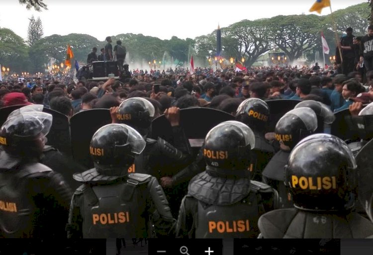   Aksi demo tolak revisi RUU Pilkada di depan Gedung DPRD Kota Malang/RMOLJatim