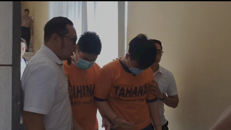 Kedua tersangka penembakan jalan tol saat diciduk Jatanras Polda Jatim/Ist
