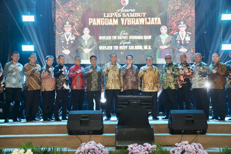 Pj Gubernur Jawa Timur Adhy Karyono dalam acara Lepas Sambut Pangdam V/Brawijaya dari Mayjend TNI Rafael Granada Baay kepada Mayjend TNI Rudy Saladin di Gedung Balai Prajurit Kodam V Brawijaya, Jumat (23/8) malam/Ist