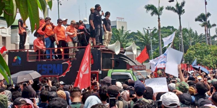 Ribuan orang dari berbagai elemen menggelar aksi unjuk rasa di depan Gedung DPR RI, Jalan Gatot Soebroto, Jakarta/RMOL