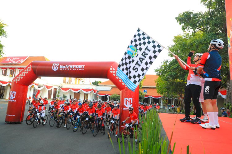 Pj Gubernur Jawa Timur Adhy Karyono melepas 250 peserta Road Bike II Gowes Kemerdekaan di Halaman Gedung Negara Grahadi, Sabtu (24/7) pagi/Ist