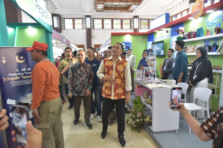 Teks foto: Wali Kota Eri meninjau SHF 2024/RMOLJatim