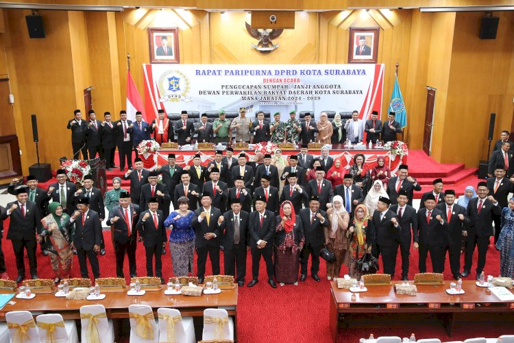 Teks foto: Wali Kota Eri bersama anggota DPRD Surabaya periode 2024-2029/RMOLJatim