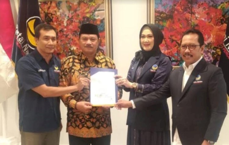 Penyerahan surat rekomendasi dari NasDem kepada pasangan Maidi-F Bagus Panuntun di pilkada kota Madiun/ RMOLJATIM. 