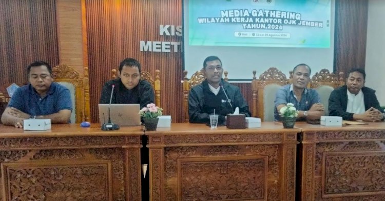 Kepala Kantor OJK Jember, Mohammad Mufid (tengah) bersama sejumlah narasumber/RMOLJatim