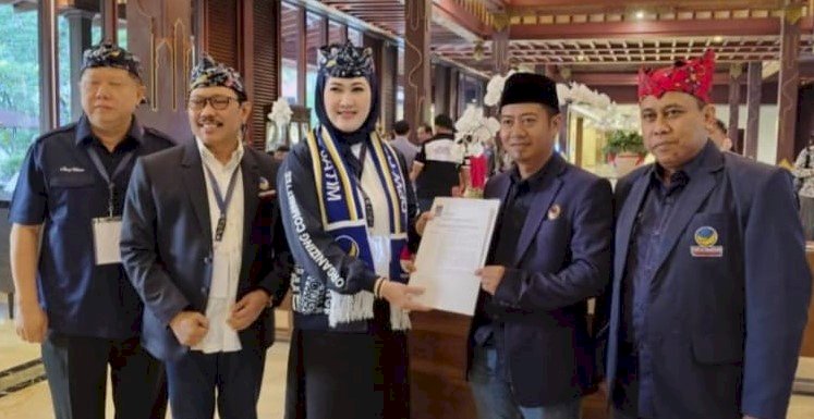 Ali Mustofa didampingi Pebdi menerima SK yang diserahkan oleh Ketua DPW NasDem Jatim Lita Machfud Arifin/ist