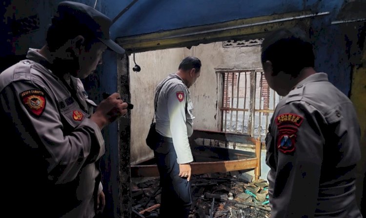 Anggota Polsek Semboro dan Polres Jember saat melakukan penyelidikan dan olah TKP di rumah korban kebakaran yang tewaskan seorang kakek