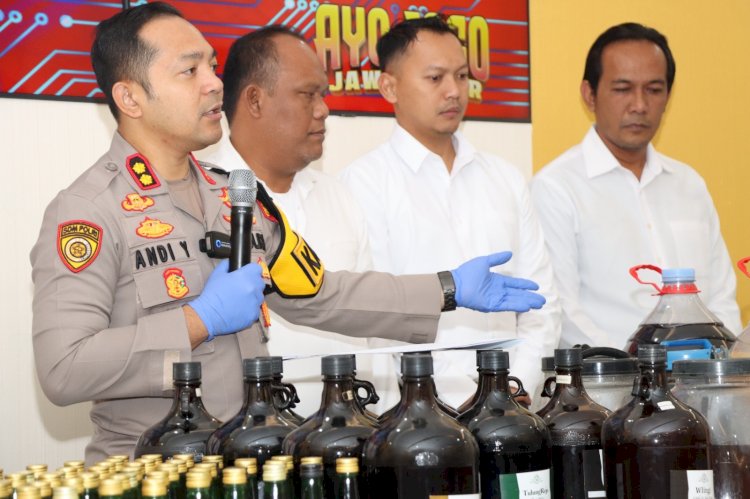 Jajaran Polres Batu menunjukkan barang bukti