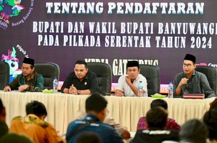 Komisioner KPU Banyuwangi saat sosialisasi perihal Pendaftaran Paslon Bupati dan Wakil Bupati Banyuwangi/ist 