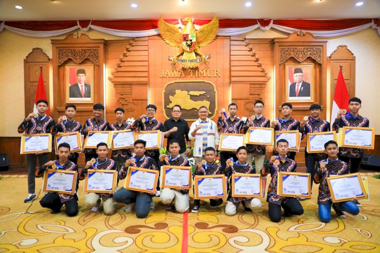 Pj Gubernur Adhy bersama kontingen Jatim di acara Malam Apresiasi Juara Umum di Gedung Negara Grahadi Surabaya, Sabtu (24/8) malam/Ist