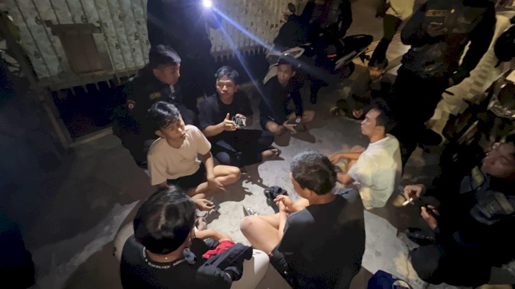 Delapan pemuda yang diamankan 