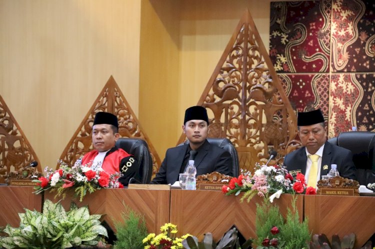 Bupati Tuban, Aditya Halindra Faridzky (tengah) bersama ketua DPRD sementara dari partai Golkar, Gaguk Sudarmo dan Ketua Pengadilan Negeri Tuban Irwansyah Putra Sitorus