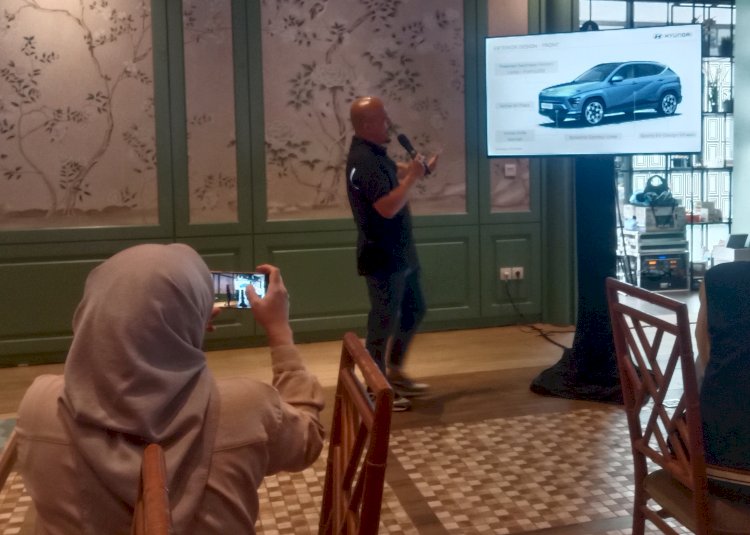 Tim Hyundai saat mengenalkan produk unggulannya 