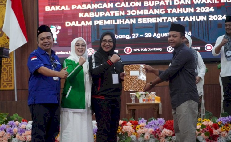 Hj Mundjidah Wahab-Sumrambah saat mendaftar di KPU Jombang/RMOLJatim