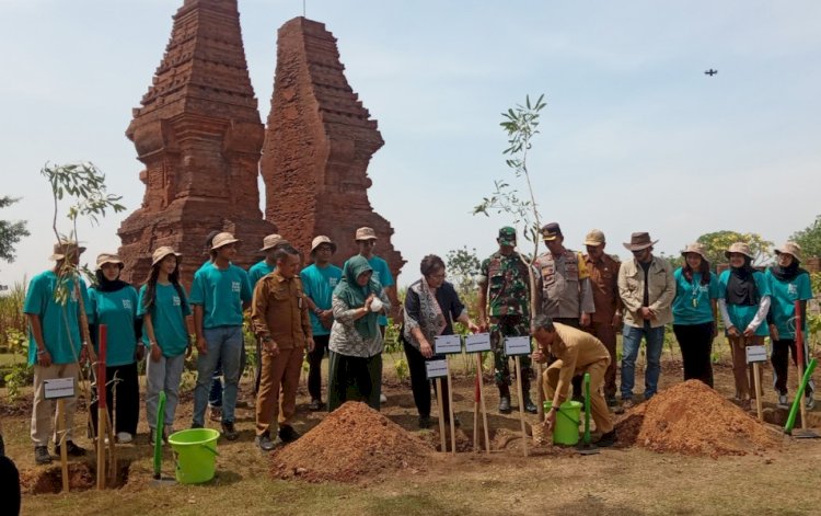 Gerakan berbasis digital Siap Darling menginisiasi pelestarian alam dengan menanam pohon di KCBN Trowulan, Mojokerto/ist