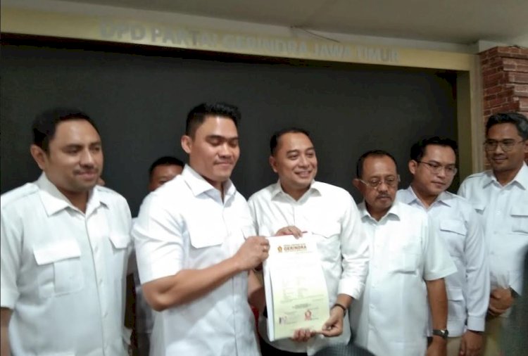 Cahyo memberikan SK rekomendasi B1-KWK kepada paslon Eri-Armuji/RMOLJatim