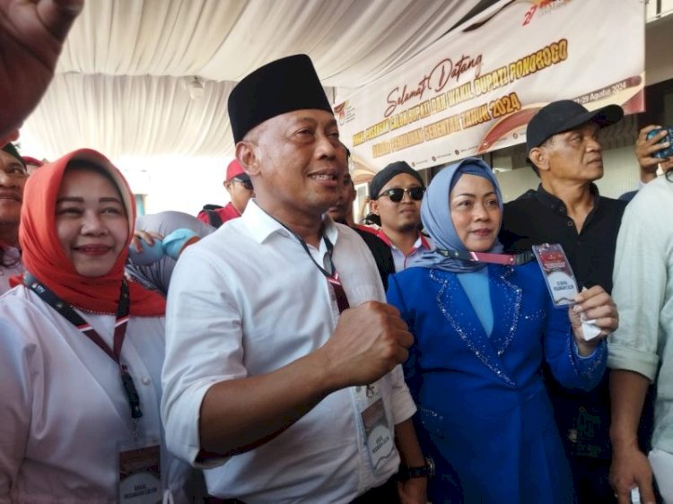 Pasangan Sugiri Sancoko-Lisdyarita saat mendaftar ke KPU Ponorogo/Ist