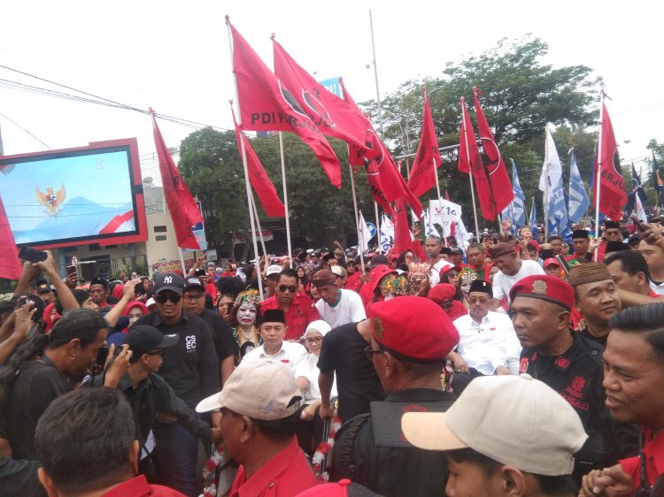 Teks foto: Eri Cahyadi didampingi istri naik becak daftar Pilwali Surabaya/RMOLJATIM