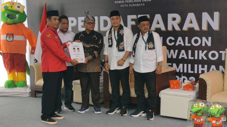 Teks foto: Eri Cahyadi-Armuji saat mendaftar di KPU Surabaya/RMOLLJatim