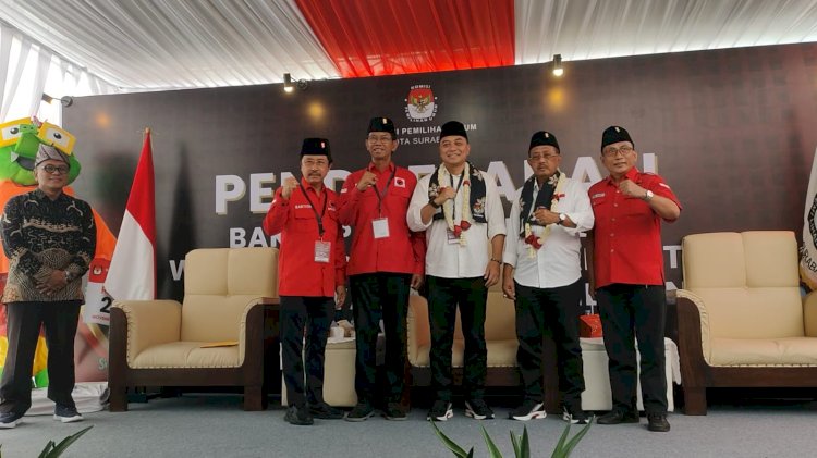 Teks foto: Eri-Armuji bersama jajaran petinggi DPC PDIP Surabaya di KPU/RMOLJatim