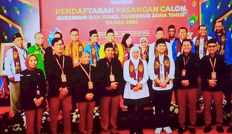 Khofifah-Emil di KPU Jatim bersama para pimpinan partai pendukungnya/RMOLJatim