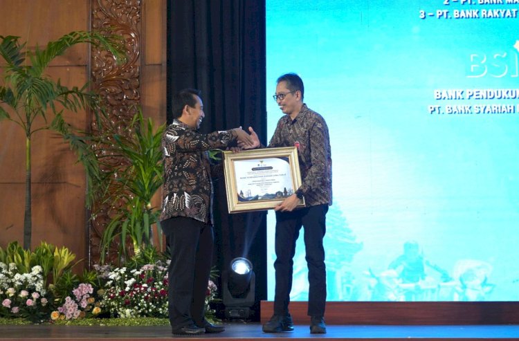 Direktur Utama Bank Jatim Busrul Iman saat menerima penghargaan/Ist