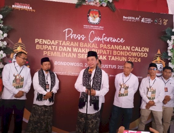 KH Abdul Hamid Wahid-KH As’ad Yasin Safi’i didampingi pimpinan partai pendukungnya saat daftar di KPU Bondowoso/RMOLJatim