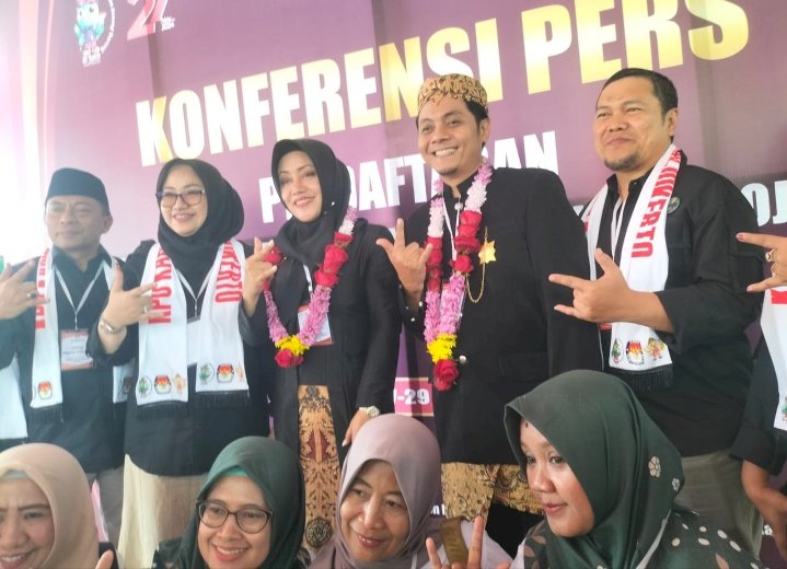 Pasangan Ikfina Fahmawati dan Sa’dulloh Syarofi di KPU Mojokerto/RMOLJatim
