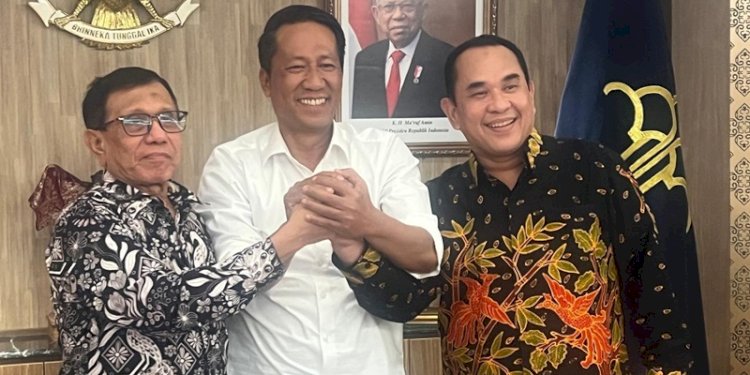 Dari kiri ke kanan: Hendry CH Bangun, Menteri Hukum dan HAM (Menkumham) Supratman Andi Agtas dan Zulmansyah/Ist