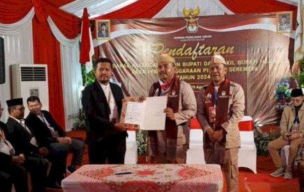 Pasangan incumbent Ony Anwar Harsono dan Dwi Riyanto Jatmiko saat daftar di KPU Kabupaten Ngawi/Ist