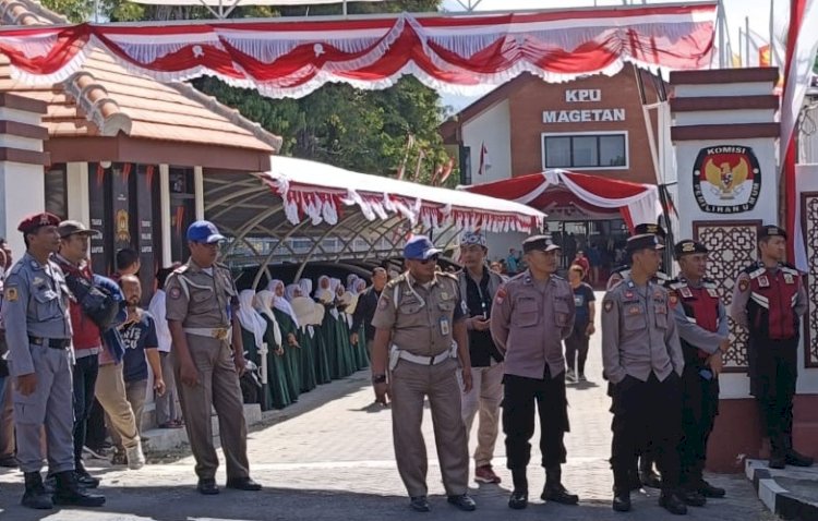 Polisi bersiaga di Gedung KPU Magetan/RMOLJatim