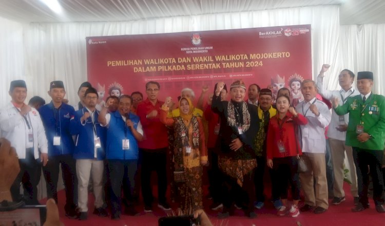 Paslon Wali Kota- WaKil Wali Kota Mojokerto Ning Ita-Sandi bersama 16 partai pengusungnya usai mendaftar/ist