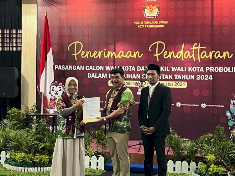 Paslon Amin Ina Dan Ketua KPU Kota Probolinggo Saat Proses Pendaftaran Calon Walikota