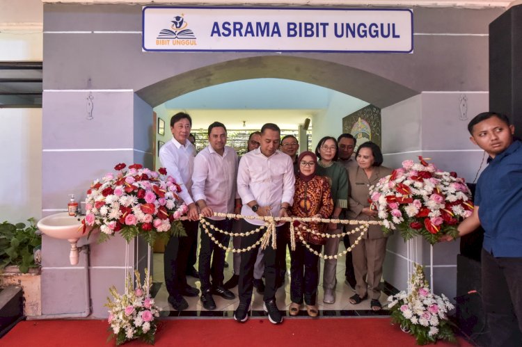 Teks foto: Wali Kota Eri meresmikan asrama bibit unggul/RMOLJatim