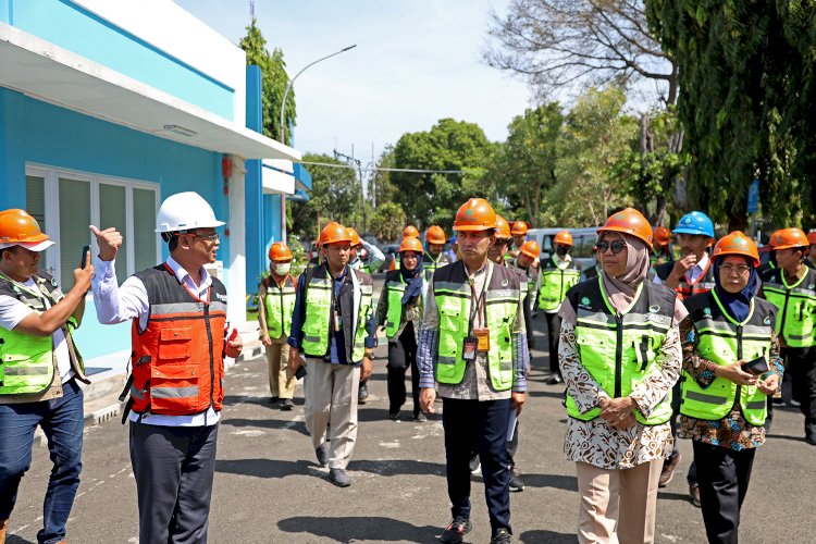 Teks foto: Kunjungan tim verifikasi lapangan STBM Award tahun 2024/RMOLJatim