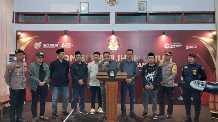 Caption: Lima komisioner KPU Banyuwangi dampingi tes kesehatan kedua bakal calon bupati dan wakil bupati/RMOLJatim