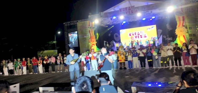 Deputi Bidang Pemberdayaan Pemuda Kemenpora RI Prof. Dr. H. M. Asrorun Ni'am Sholeh, MA  memainkan alat musik painting khas Kalsel di acara pembukaan Kreativesia 2024/Ist